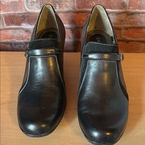 Woman’s NATURALIZER size 9.5 Black with Low Wide Heel suede details